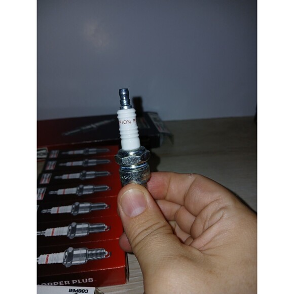 Champion 874 RL82C Small Engine Spark Plugs Pack of 4 New In Box 1992 Vintage - Picture 4 of 16